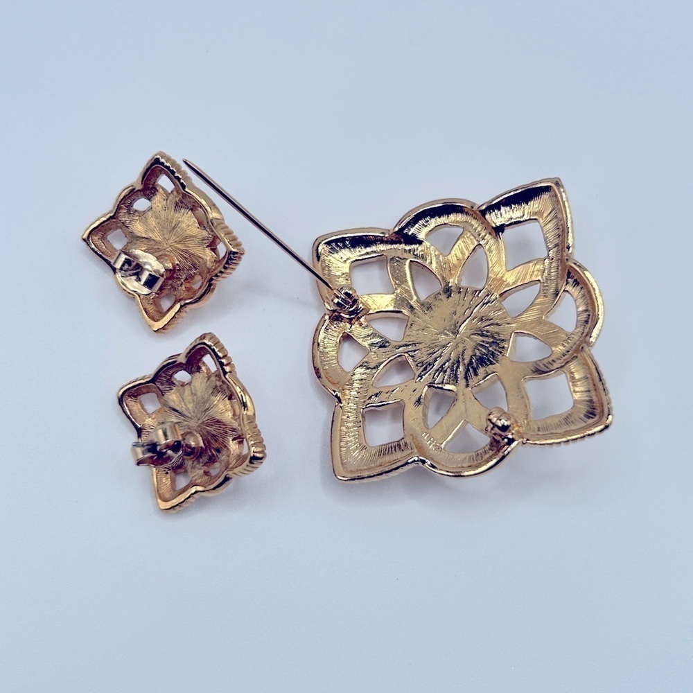 Vintage Pearl Gold Brooch Matching Earrings Set Post Backs​​​​​​​​​ - Picture 6 of 8